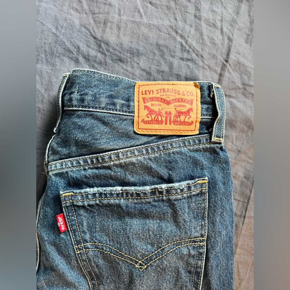Ripped, Levi jeans